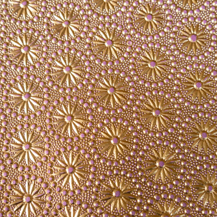 PAPEL DECORADO DORADO C/BOTONES MORADO 22 X 29 PULG