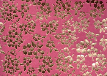 PAPEL ARTESANAL ROSADO CON DISEÑO FLOR DORADA 22X29PULG