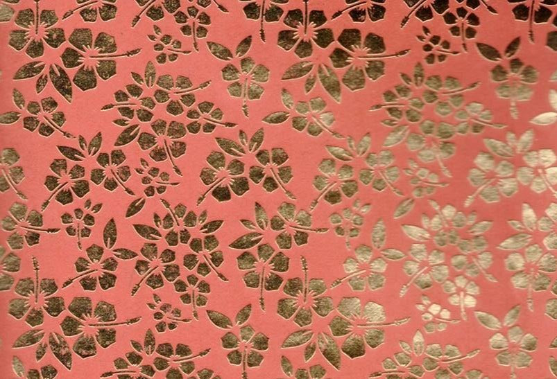 PAPEL ARTESANAL NARANJA DISEÑO FLORES DORADAS 22X29PULG