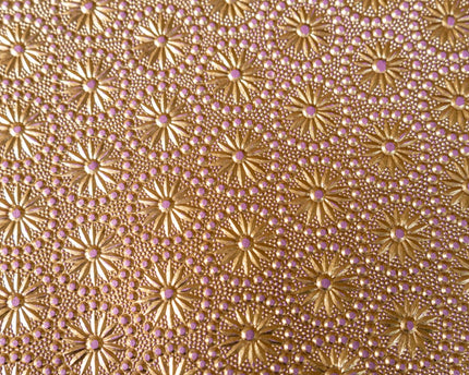PAPEL DECORADO DORADO C/BOTONES MORADO 22 X 29 PULG
