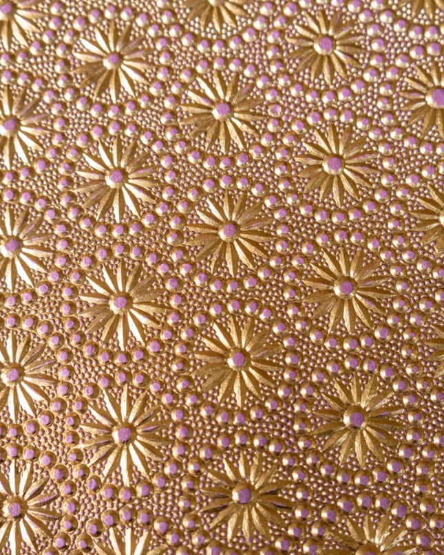 PAPEL DECORADO DORADO C/BOTONES MORADO 22 X 29 PULG