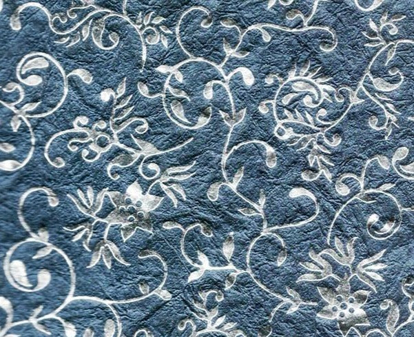 PAPEL DECORADO AZUL OSCURO FLORES PLATEADO 22 X 29 PULG