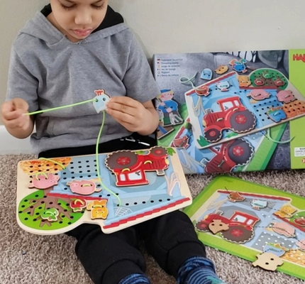 FARM THREADING & LACING GAME