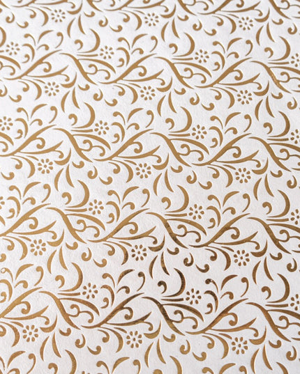 PAPEL ARTESANAL EMBOSADO CREMA DISEÑO DORADO 22X29PULG
