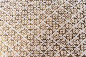 PAPEL ARTESANAL EMBOSADO DISEÑO BLANCO DORADO 22X29PULG