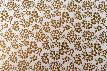 PAPEL ARTESANAL EMBOSADO DISEÑO BLANCO FLORES DORADAS 22X29PULG