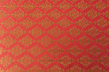PAPEL ARTESANAL ROJO CON DISEÑO DORADO 22X29PULG