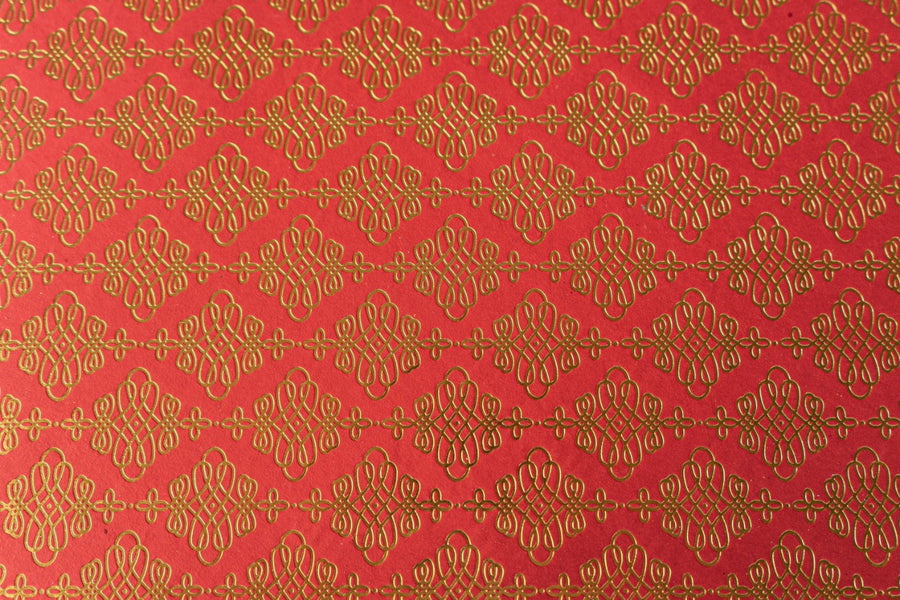 PAPEL ARTESANAL ROJO CON DISEÑO DORADO 22X29PULG